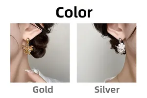 Détail des boucles d'oreilles fleurs en or et argent avec pétales de zircone