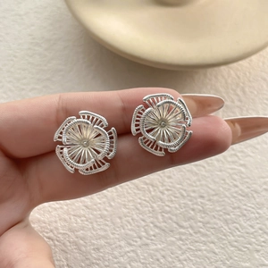 Détail du clou d'oreille tournesol en argent avec un design floral creux sophistiqué