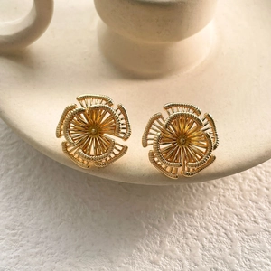 Vue détaillée des boucles d'oreilles tournesol évidées avec placage en or 18 carats