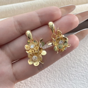 Boucles d'oreilles fleurs dorées avec zircon, clous floraux élégants pour femme