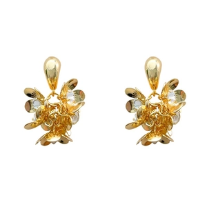 Boucles d'oreilles pendantes fleurs dorées avec cristaux de zircon sur fond blanc
