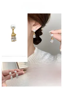 Détails des boucles d'oreilles en cristal avec perles et finition en métal torsadé