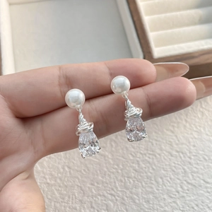 Boucles d'oreilles élégantes avec perles blanches et cristal goutte d'eau dorée