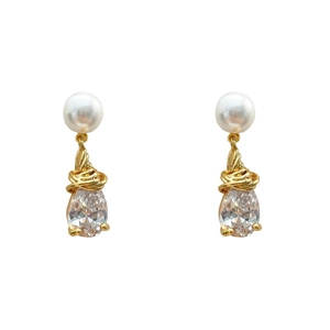 Boucles d'oreilles dorées avec perle blanche ronde et pendentif en cristal de goutte