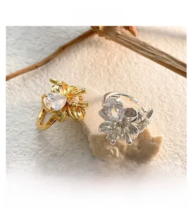 Vue détaillée des bagues fleur avec zircons en forme de goutte sur socle en pierre