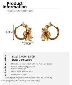 Détail des boucles d'oreilles fleur dorées avec zircons et dimensions affichées