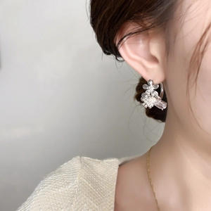 Boucles d'oreilles fleurs en argent avec détails de pétales sur oreille femme