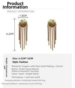 Détail des boucles d'oreilles à pompons géométriques avec dimensions 6,2 cm x 1,8 cm