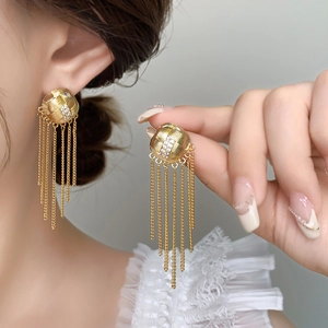 Boucles d'oreilles dorées élégantes avec clous tressés et chaînes à pompons