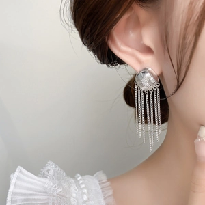 Boucles d'oreilles pendantes en argent S925 avec texture tissée et détails de cristaux