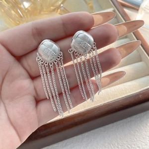 Boucles d'oreilles carrées en argent avec zircons et longues franges métalliques