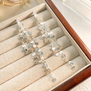 Détail de boucles d'oreilles à pompons plaquées or 18K avec paillettes et zircon rectangulaire