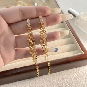 Boucles d'oreilles longues à pampilles dorées avec zircons et sequins plaqués or 18 carats