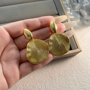 Elegant gold fan-shaped drop earrings with radiant texture for women minimalist retro style
