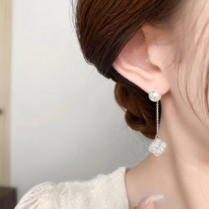 Eleganti orecchini lunghi a nappa con perle e ciondoli a cubo in zircone scintillante