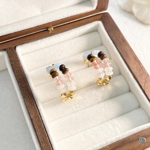 Boucles d'oreilles créoles C en pierres naturelles et touches dorées dans un coffret luxe