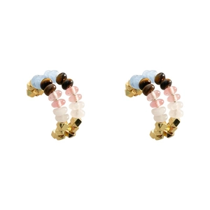 Boucles d'oreilles en C avec perles colorées, zircon et accents métalliques dorés sur fond blanc