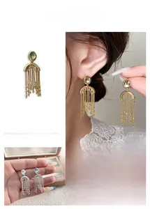 Detailansicht der langen Metall-Fransenohrringe in Gold und Silber mit Kettenquasten