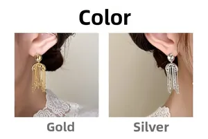 Detailansicht goldener und silberner Fransenohrringe am Model mit mehrlagigen Ketten