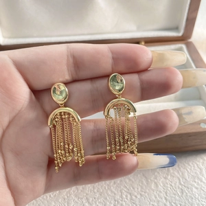 Elegante goldene Quastenohrringe mit ovaler Oberseite und langen Perlenketten für Damen