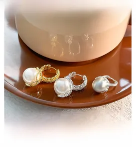 Detailansicht von Perlenohrringen mit Zirkonia-Inlay in Gold- und Silberplattierung
