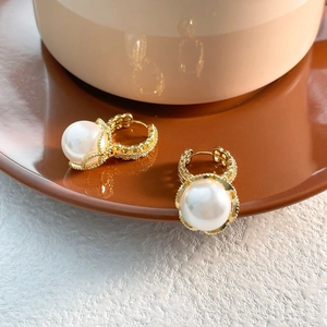 Elegante vergoldete Spitzen-Perlenohrringe mit Zirkon auf Keramikschale