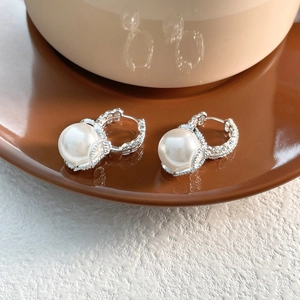 Detailansicht der eleganten Perlen-Creolen mit Zirkonia-Mikropavé in edlem Silber