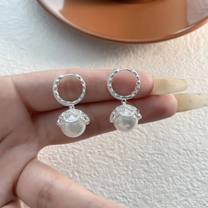 Elegante Creolen aus Silber mit Spitze und Perlen, besetzt mit Zirkon im Retro-Design
