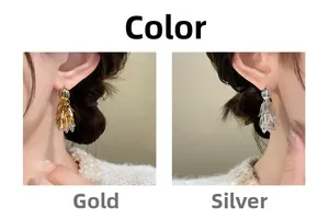 Comparaison détaillée de boucles d'oreilles feuilles dorées et argentées portées