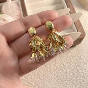 Élégantes boucles d'oreilles feuilles dorées 18 carats avec zircons brillants