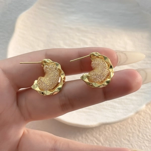 Irregular C-shaped gold hoop earrings with wave edges and woven mesh detail for women