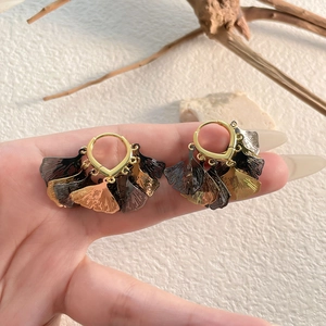 Vintage ginkgo leaf dangle earrings with multi-tone metallic gradient and textured finish