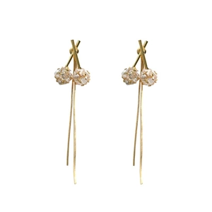 Elegantes pendientes dorados con borlas, bolas de cristal en forma de cereza y cadenas largas