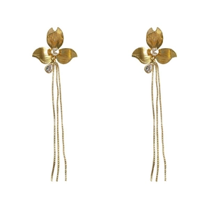 Orecchini a fiore dorati con nappe e strass brillanti per un look di lusso raffinato