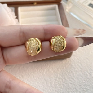 Boucles d'oreilles gouttes dorées avec texture résille pour femme au style raffiné