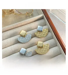 Détails des boucles d'oreilles noires en éventail avec motifs de vagues en relief