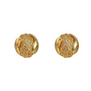 Boucles d'oreilles boules dorées avec texture en maille tissée et design métal poli