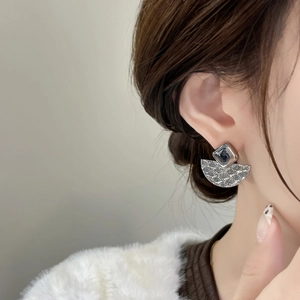 Boucles d'oreilles argentées vintage en forme d'éventail avec motif d'écailles