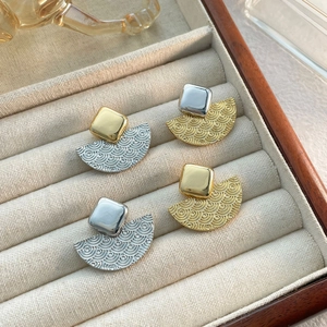 Boucles Oreilles Clous Géométriques En Forme Éventail Avec Tige En Cuivre Plaqué Or 18K Texture Vague Pour Femmes