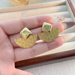 Boucles d'oreilles éventail dorées géométriques avec motifs de vagues pour femme