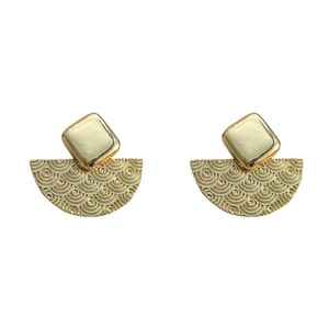 Élégantes boucles d'oreilles géométriques dorées avec texture ondulée et fini métal rétro