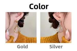 Gros plan de boucles d'oreilles gouttes irrégulières en or et argent avec zircons