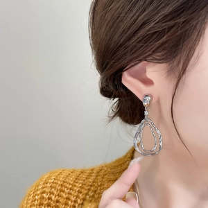 Boucles d'oreilles gouttes argentées abstraites avec cristaux, design asymétrique chic