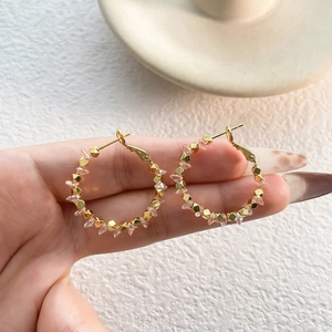 Orecchini a cerchio placcati oro con cristalli rosa e perle metalliche per donne