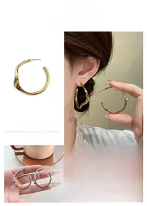 Détails des boucles d'oreilles géométriques torsadées en or et argent poli