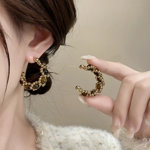 Boucles d'oreilles créoles en C avec perles dorées et pierres œil de tigre