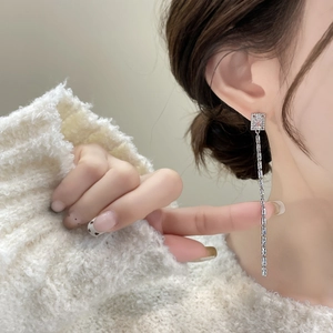 Boucles d'oreilles pampilles en argent avec zircon carré et longue chaîne sur mannequin