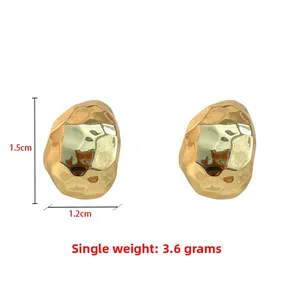 Detail of 1.5x1.2cm hammered texture 18K gold plated C-shape earrings weighing 3.6g