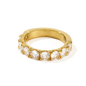 Elegante anillo eternity de acero de titanio dorado con filas de circonitas