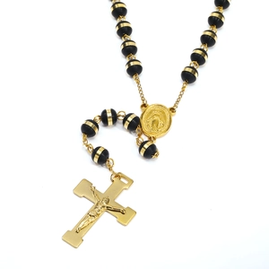 Vintage-Rosenkranz-Halskette mit goldenem Kreuzanhänger und Marienmünze auf schwarzer Kette